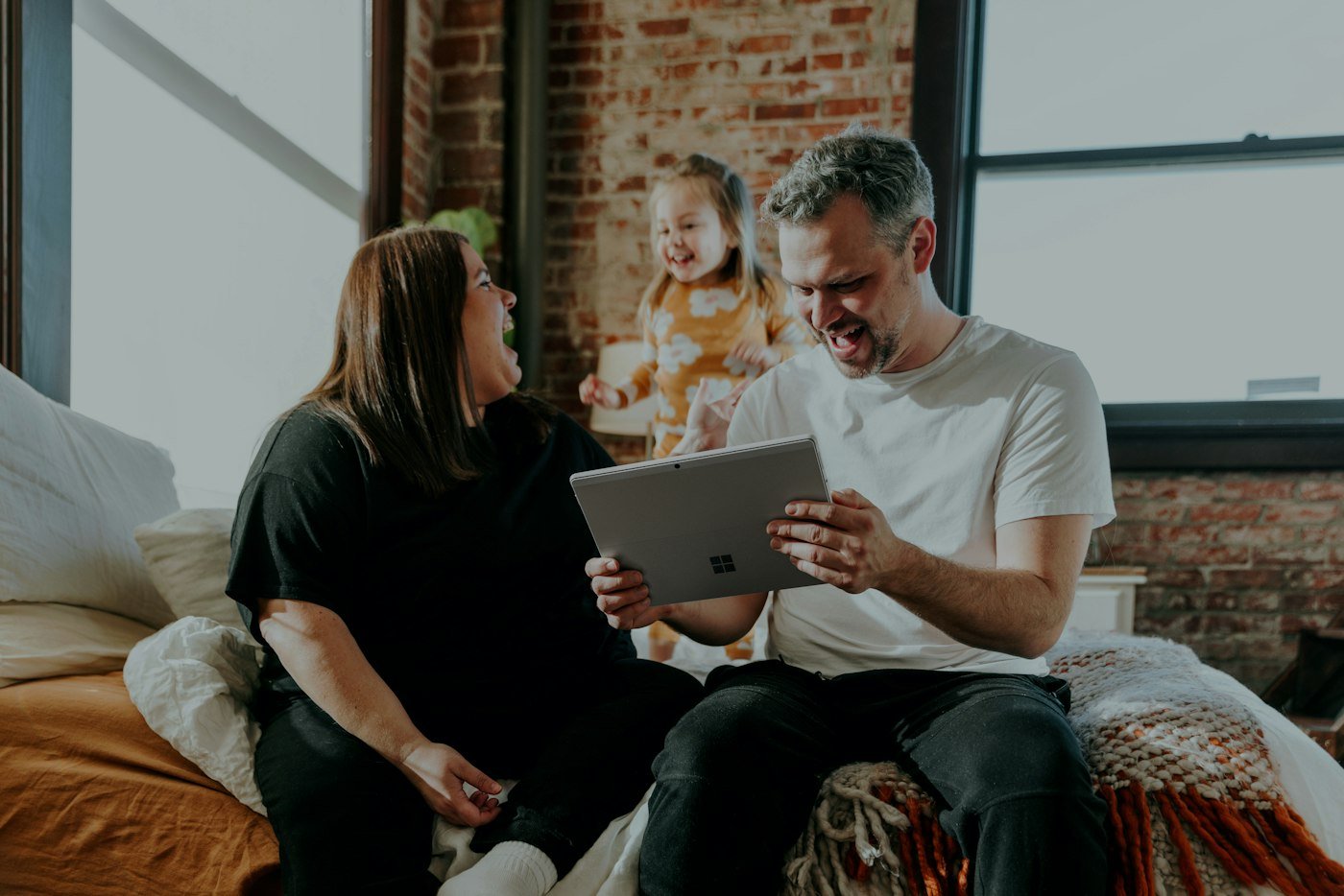 Une famille consulte son espace santé en ligne sur une tablette, à la maison