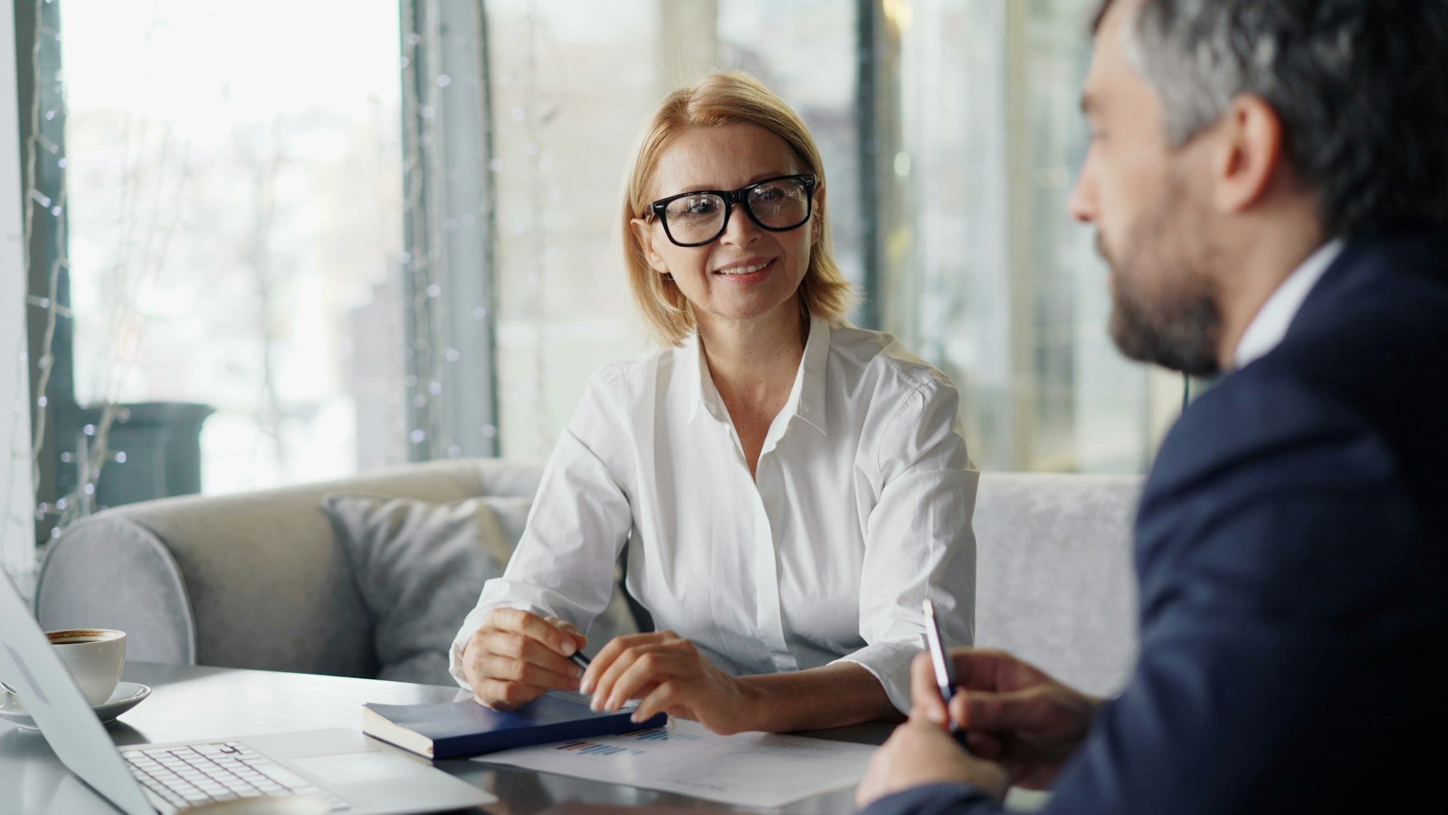 Conseiller échangeant avec une cliente sur sa situation personnelle