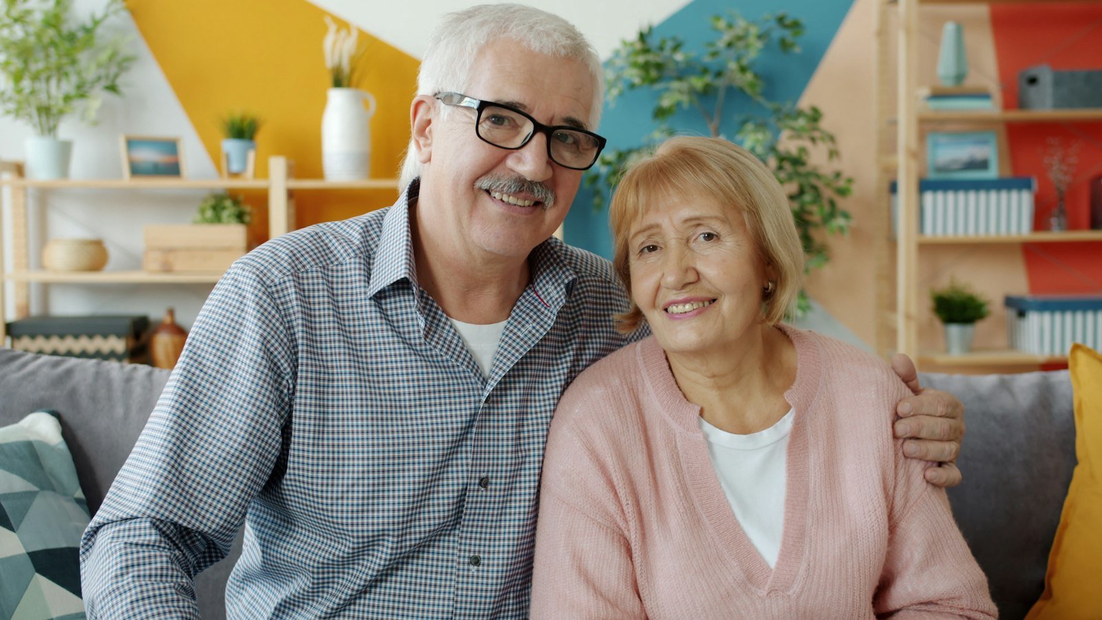 Couple proche de la retraite à son domicile