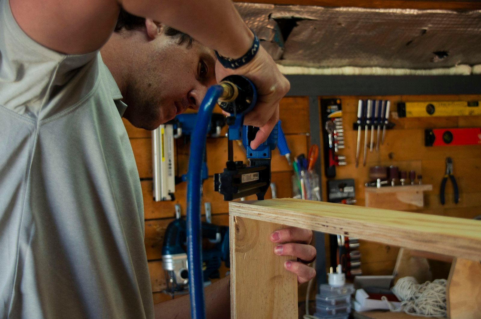 Artisan au travail dans son atelier, prévoyance des indépendants