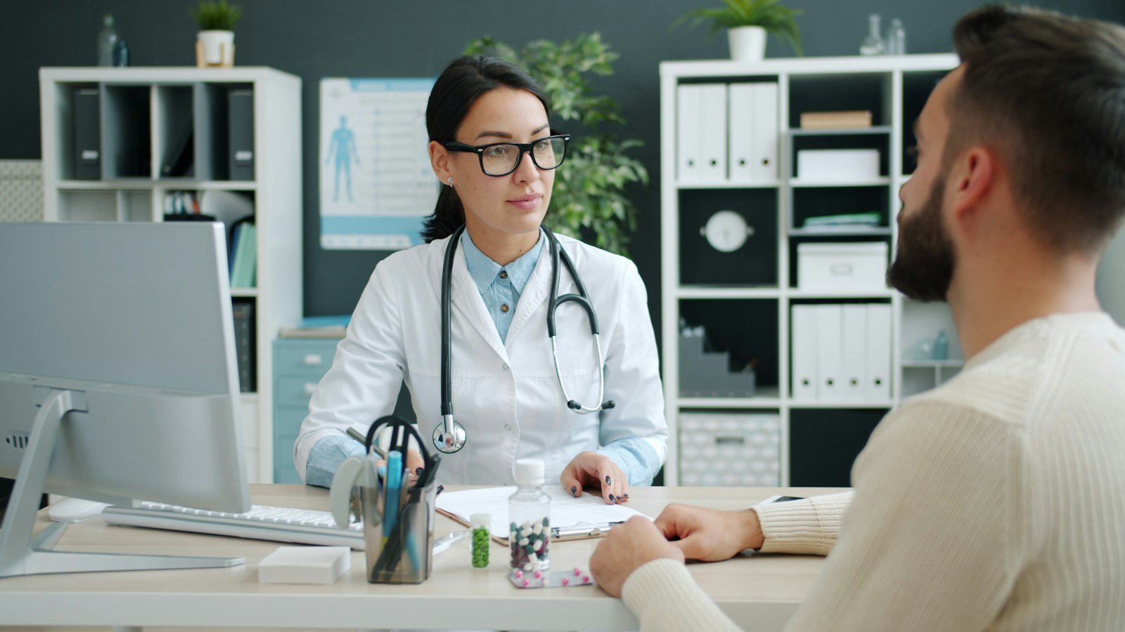 Professionnel libéral recevant un patient dans son cabinet