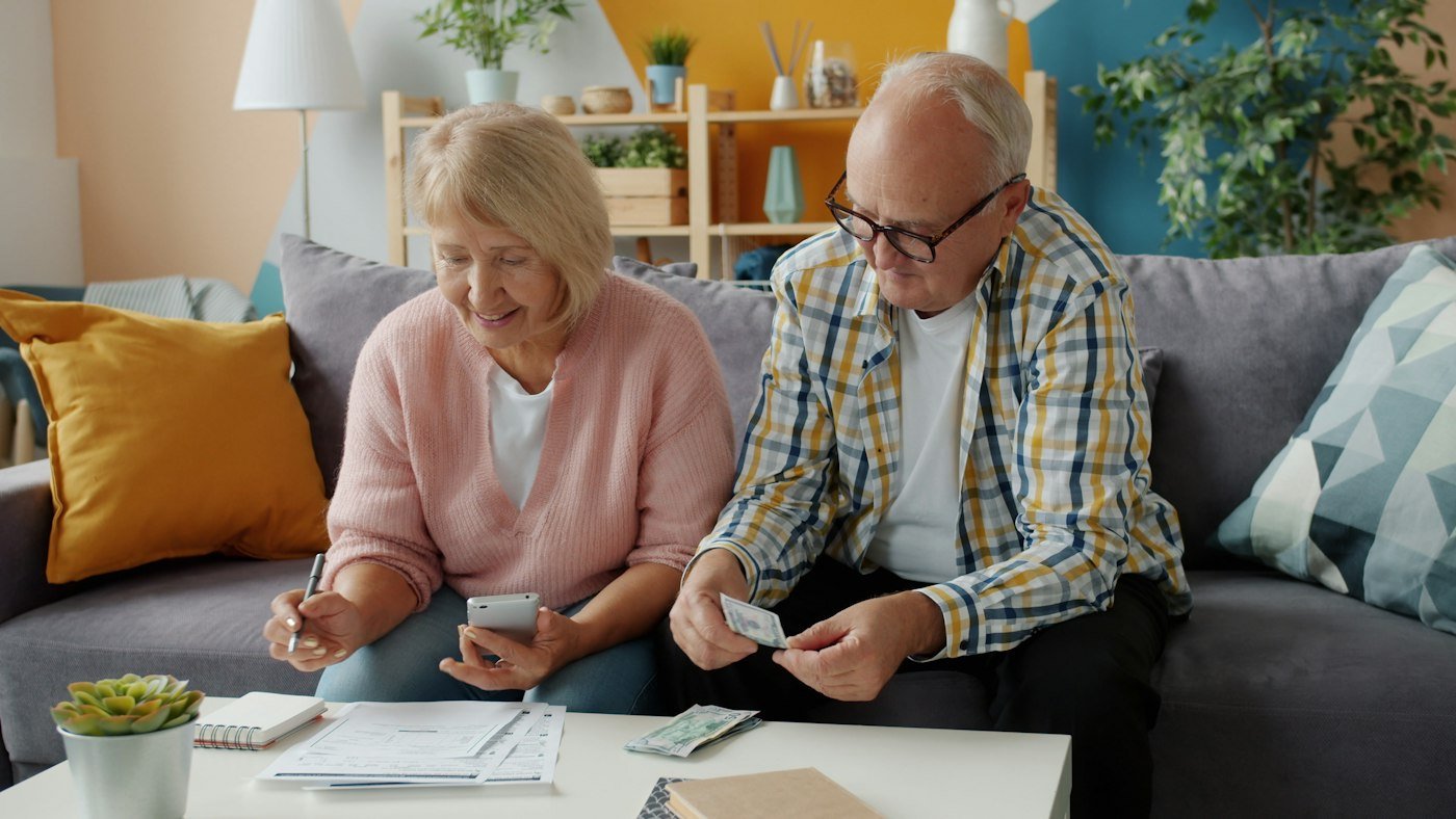 Un couple de retraités fait le point sur ses finances à la maison